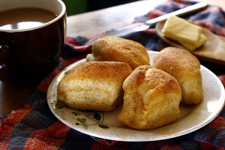 菲律宾鲜烤面包Pandesal或食盐面包咖啡和图片