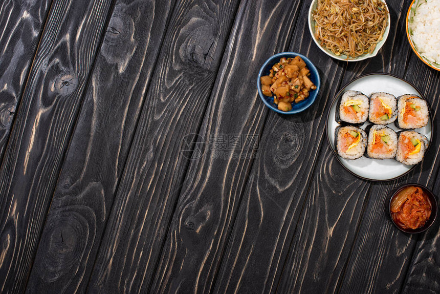 碗的顶部视图在木质表面有接近美味米卷的图片
