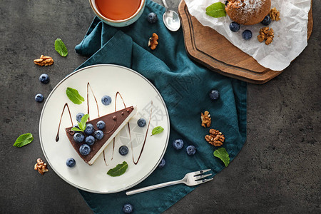 灰色背景中带蓝莓和茶的美味甜点图片