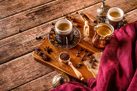 传统的土耳其传统咖啡天然达拉木头背景的咖图片