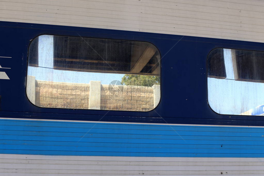 铁路货车和铁路轨道穿过以色列国领土图片