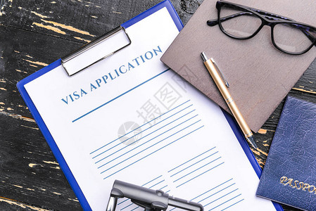 签证申请表护照和在表格上的印章图片