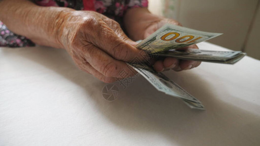 老奶的特写手臂拿着现金图片