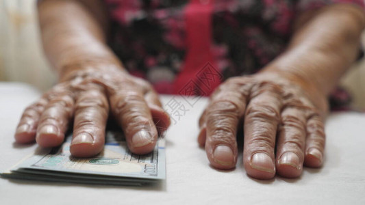 老妇人手里拿着现金图片