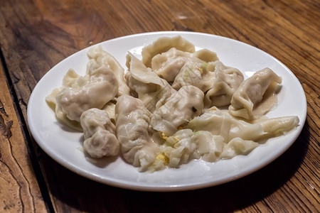 四川省成都市一家旅行者旅馆在饺子制作和烹饪课上制作的一图片