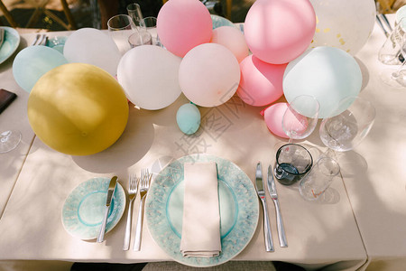 彩色气球装饰的餐桌图片
