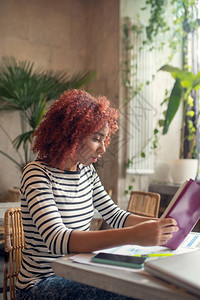 学习报税年轻有为的企业家在自助餐厅看书时学背景
