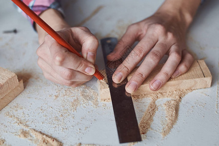 木匠手用木板铅笔测量DIY木制品和家图片
