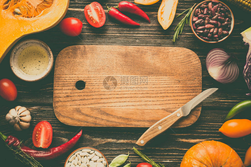 食品框架新鲜蔬菜和木质背景的切削图片