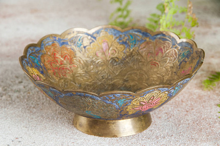 混凝土背景的旧黄铜碗背景图片