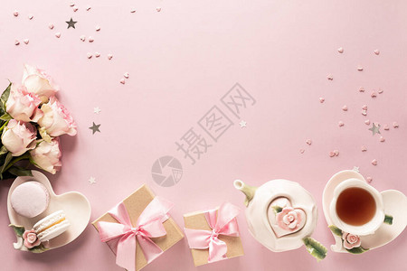 粉红色礼品盒或礼品盒和鲜花图片