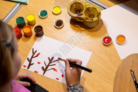 小女孩绘画和使用多色绘图仪器水彩油漆油漆笔刷创造学习教育顶端图片