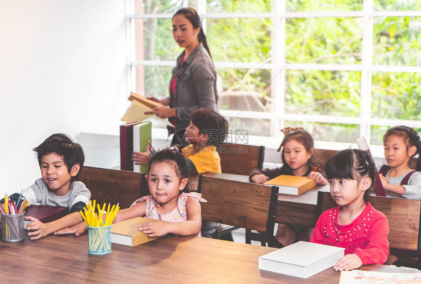 亚洲女孩在幼儿园教室学习图片