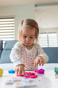 可爱的创意2岁女孩玩面团橡皮泥图片