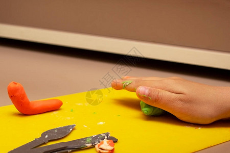 儿童手卷绿色橡皮泥在家里做橡皮泥造型手部精细运动技能的发图片