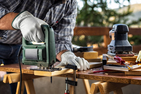 成年木匠工戴着防护皮手套图片