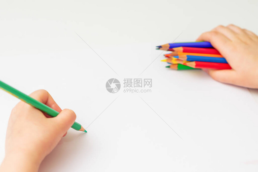 小女孩在白纸上画绿色铅笔图片
