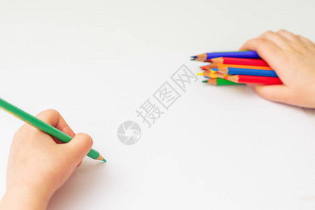 小女孩在白纸上画绿色铅笔图片