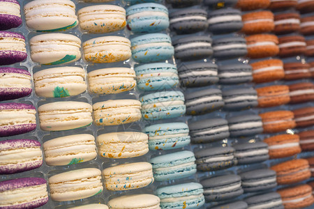 马卡龙由蛋清糖和杏仁粉制成的法国甜点节日的图片