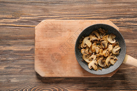 桌上有美味蘑菇的煎锅图片