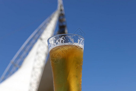 玻璃杯中的冷鲜啤酒背景图片
