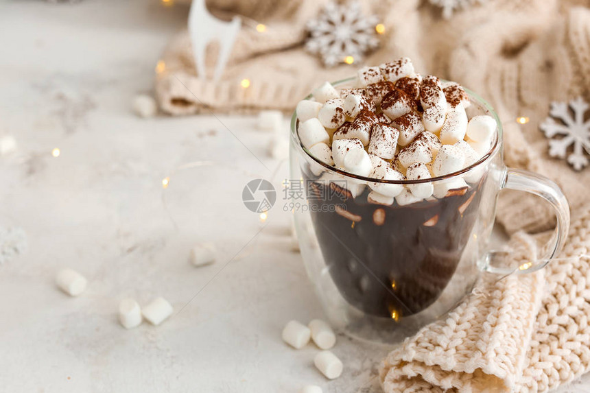 浅色背景中的棉花糖杯热巧克力图片