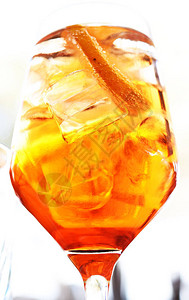 玻璃与酒吧的清爽果汁冰上柑橘鸡尾酒橙图片