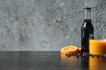 橙汁和咖啡豆附近瓶装冷酿咖啡的选图片