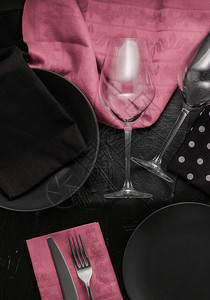 假日晚宴的正式餐桌装设计置奢华图片