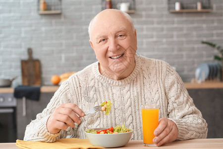 老人在家吃午饭的画像图片