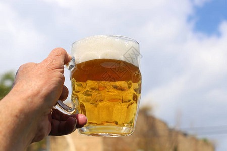 玻璃杯中的冷鲜啤酒背景图片