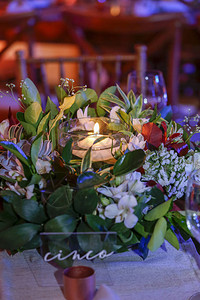 盛装优雅的宴会桌花卉图片