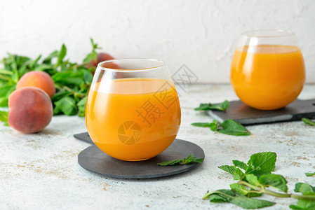 桌上的新鲜桃汁杯图片