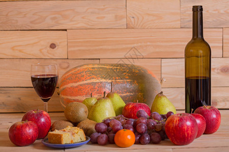 木桌上的水果和葡萄酒图片
