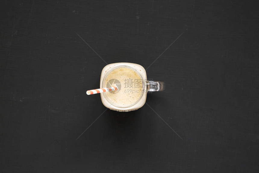 玻璃杯装满咖啡燕麦和香蕉冰淇淋在黑面图片