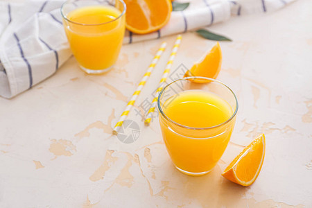 桌上放着几杯新鲜橙汁图片