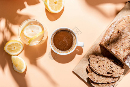 咖啡杯一杯加柠檬水和早餐面包在米图片