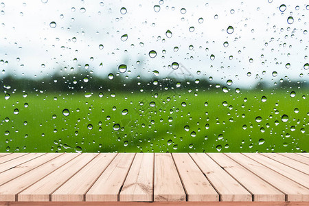 带木板的木地板背面有雨天图片