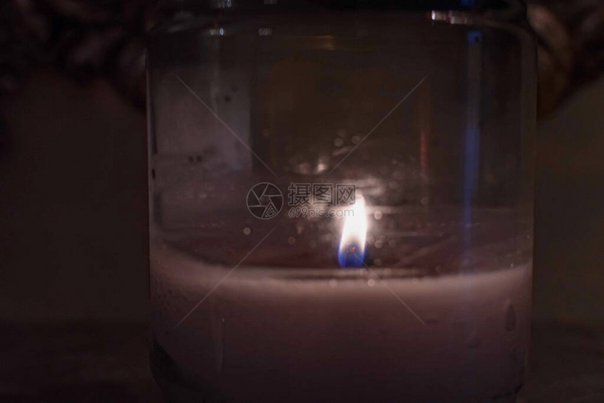 蜡烛在小罐子里燃烧一个罐子里图片