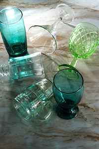 大理石餐桌上的各种形状的水杯图片