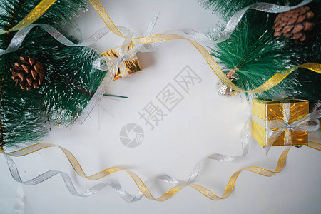 圣诞树的绿枝和利纳斯球和礼物都印在白图片