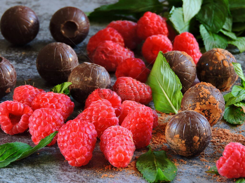 巧克力蛋白和草莓装饰巧克力图片