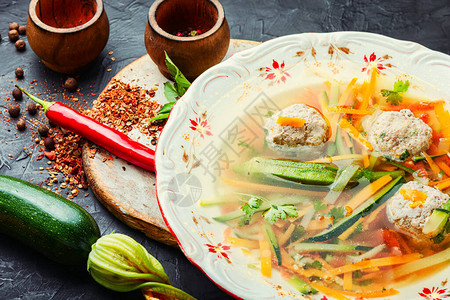 自制蔬菜汤肉丸和蔬菜西葫芦汤图片