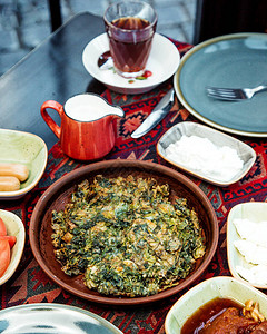 传统的kyukyu和一杯热茶图片
