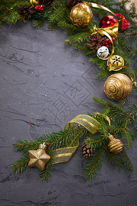 灰色背景上带有球的圣诞装饰近景图片