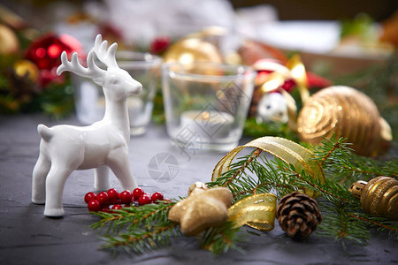 木制背景的鹿圣诞装饰近景图片