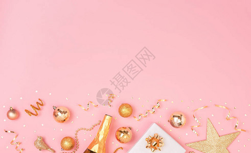 圣诞组合与装饰和礼品盒与粉红色柔和的背景上的星形五彩纸屑图片