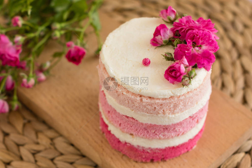 美丽的粉红色奶油和浆果蛋糕图片