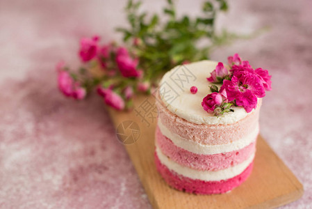 粉红色奶油浆果蛋糕图片