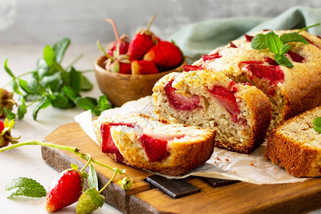 美味的夏季甜点草莓馅饼图片